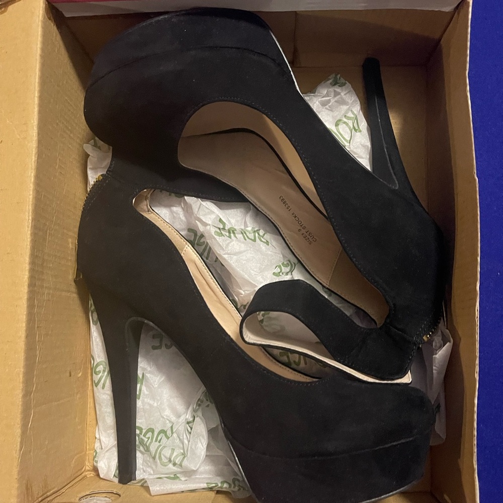 Slightly used women pumps